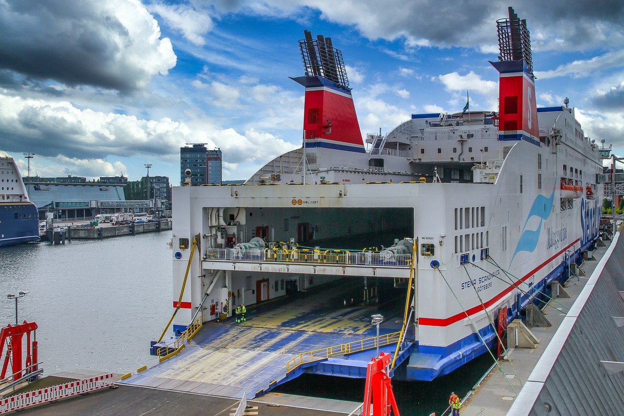 Kaum Equipment für brennende E-Fahrzeuge vorhanden: Autofähre in Kiel, Deutschland. Bild: Pixabay