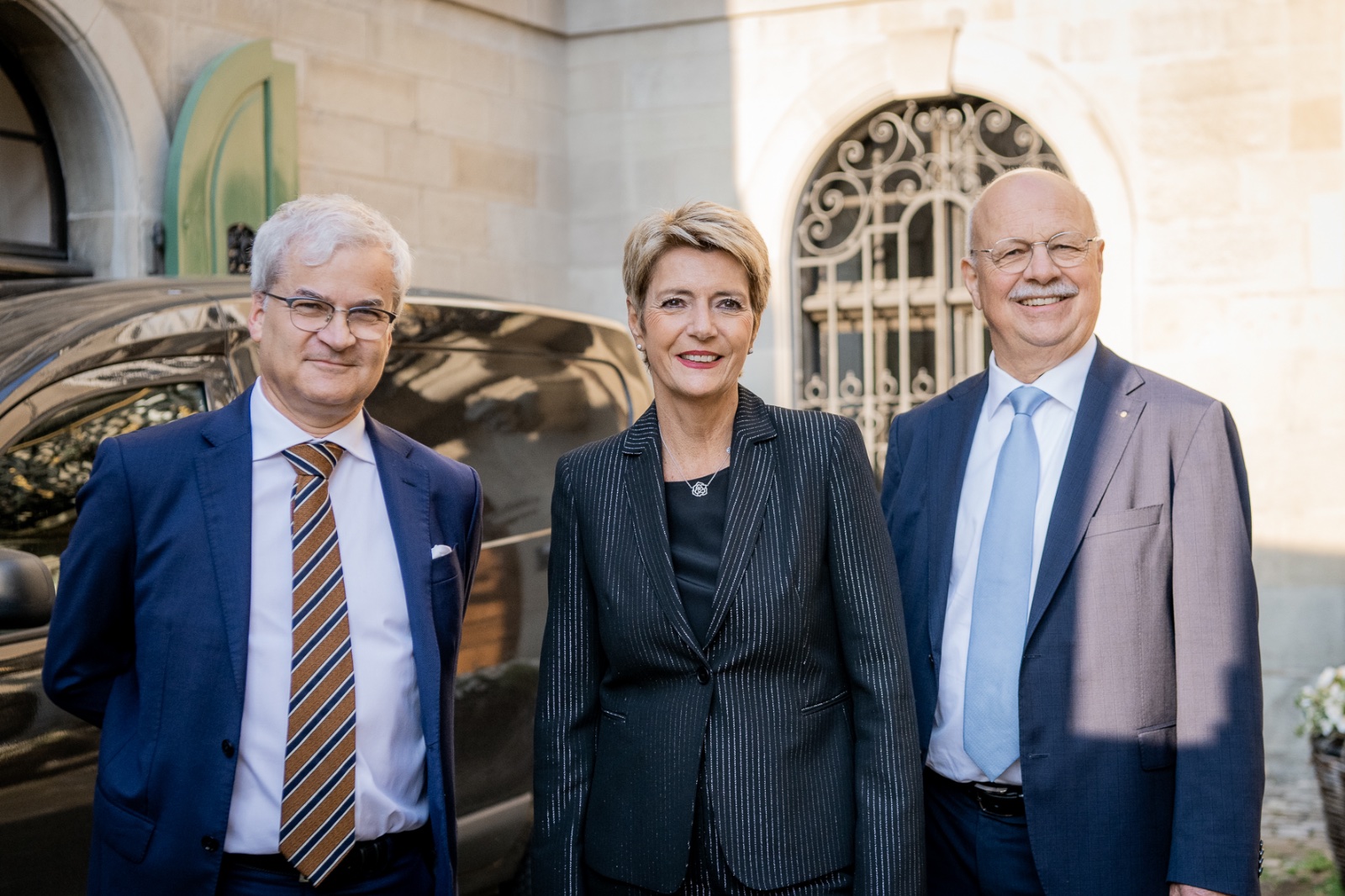Bundespräsidentin Karin Keller-Sutter mit Markus Somm (l.) und Konrad Hummler. Bild: Tabea Vogel