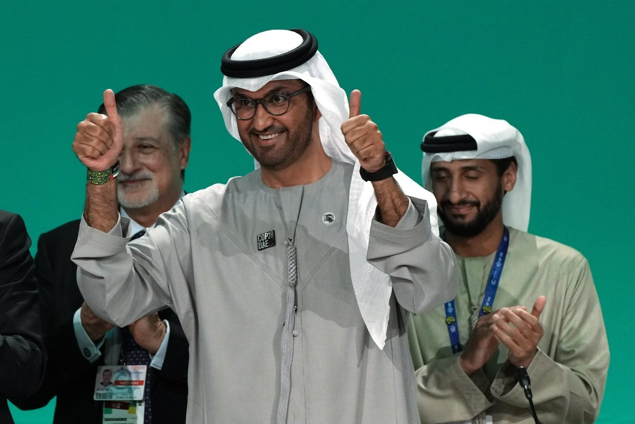 Historischer Durchbruch? Konferenzchef Sultan Al-Jaber feiert das Ergebnis des Klimagipfels in Dubai. Bild: Keystone