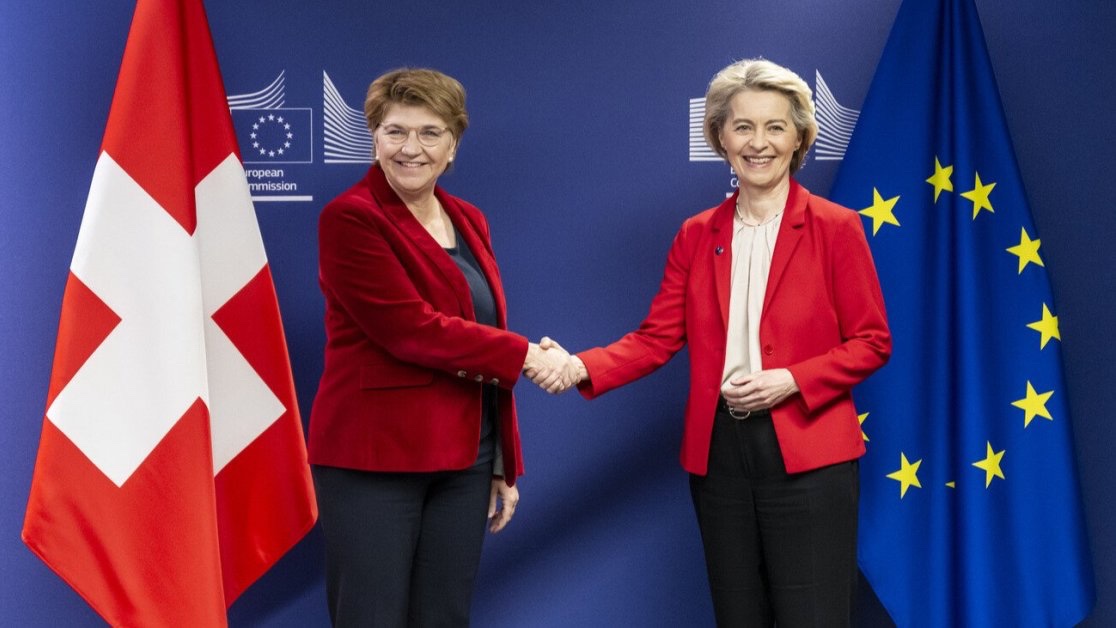 Der nächste Händedruck ist im Dezember vorgesehen. Viola Amherd und Ursula von der Leyen. Bild: Keystone