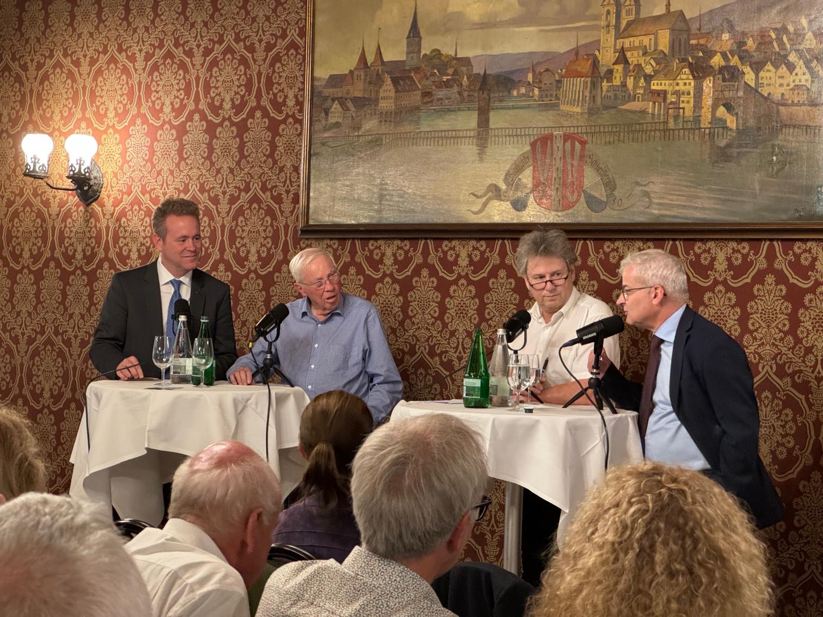 Dominik Feusi im Gespräch mit alt Bundesrat Christoph Blocher, Professor Reiner Eichenberger und Chefredaktor Markus Somm. Bild: Eigene Aufnahme