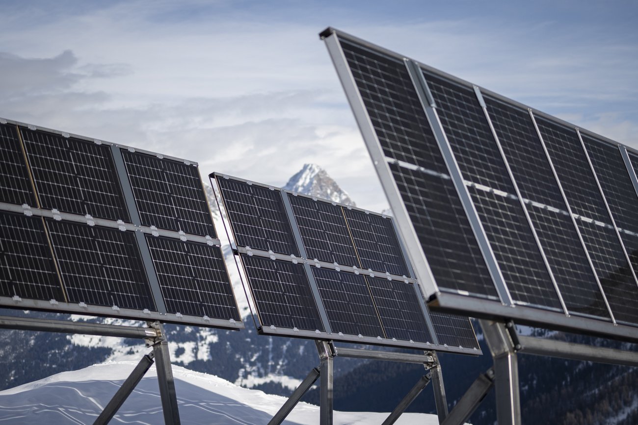 Lohnt sich in vielen Fällen nicht: alpiner Solarstrom (Testanlage im Kanton Graubünden). Bild: Keystone