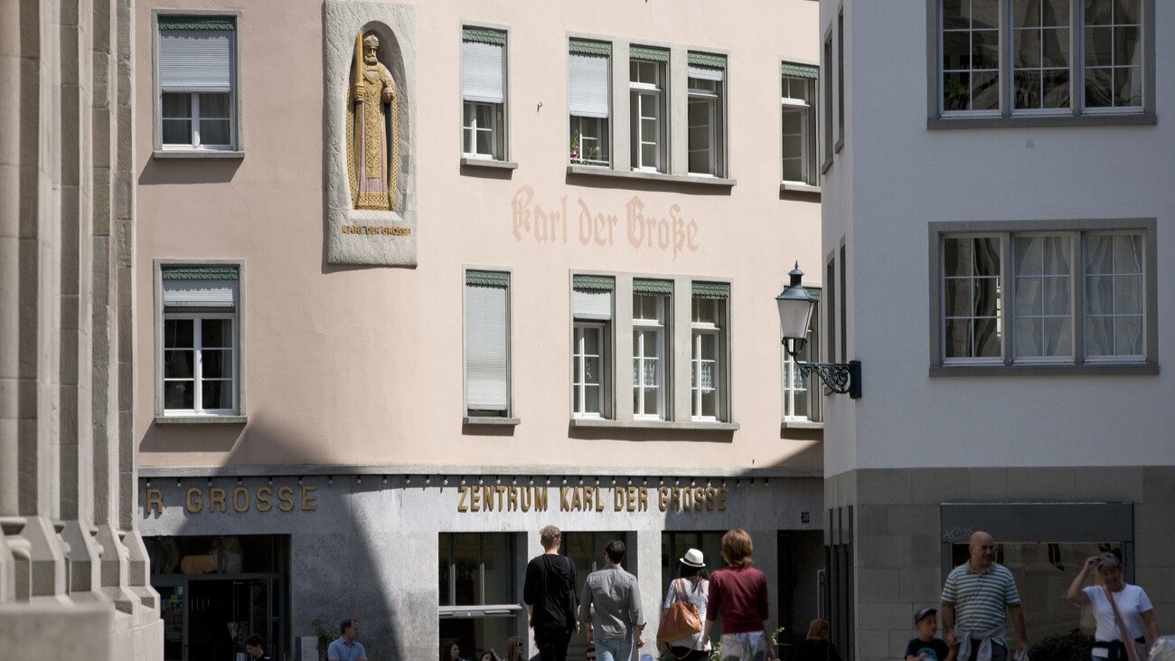 Im «Karl der Grosse», eine Institution der Stadt Zürich, findet ein Podium über eine «Brandmauer gegen rechts» ohne die SVP statt. Bild: Keystone