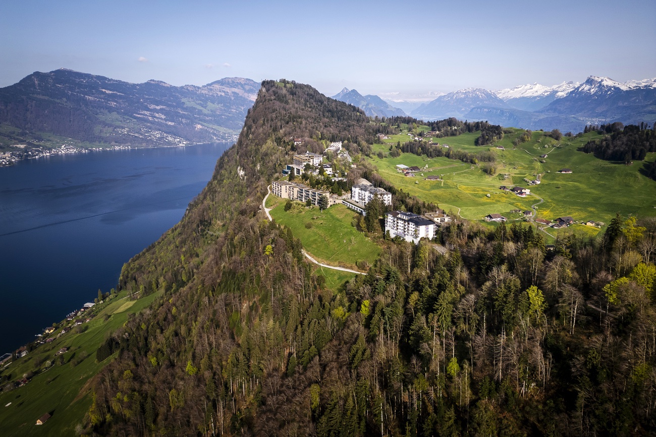 Bürgenstock Resort. 3 Hotels, 12 Restaurants, auch mit persischer Küche, Bars, Lounges und «Alpine Spa». Hier soll der Iran-Krieg beendet werden. Nichts soll die gute Laune verderben. Bild: Keystone