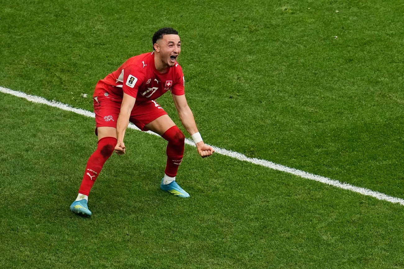 Rubén Vargas lässt dem Torhüter beim entscheidenden Penalty keine Chance und schiesst das Spielgerät eiskalt ein. Bild: Keystone