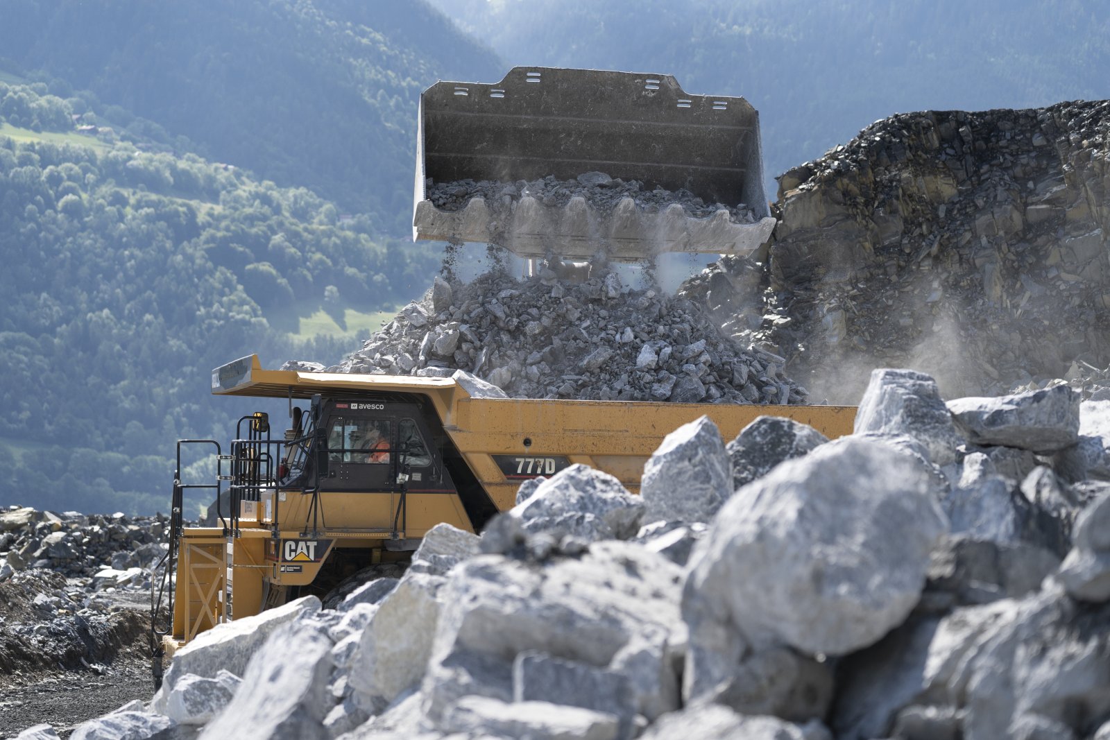 Äusserst CO2-intensiv: Ein Muldenkipper mit Steinen im Steinbruch eines Holcim Zementwerks. Bild: Keystone-SDA