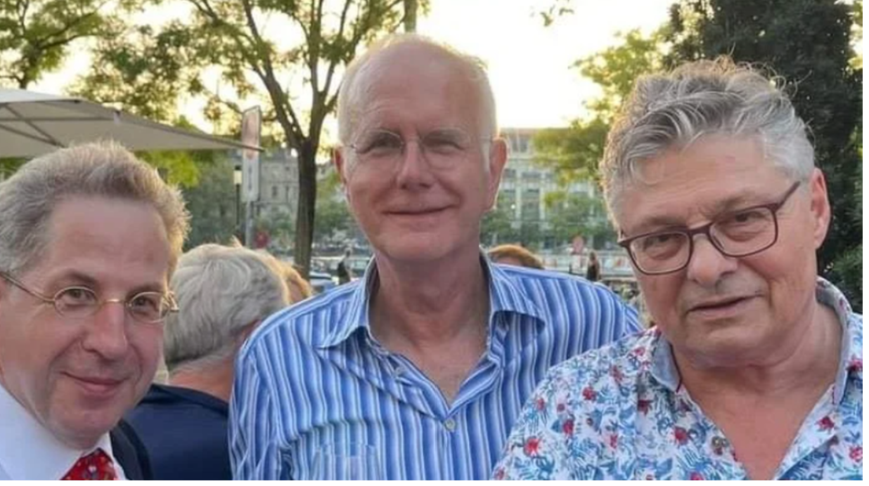 Matthias Mattusek (rechts), Harald Schmidt (mitte), Hans-Georg Maassen (links) posieren zusammen am Weltwochefest (Bild: zvg).