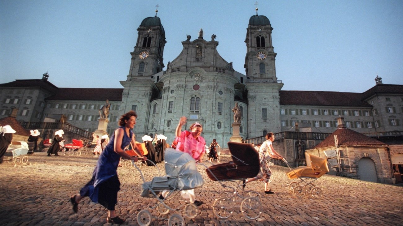 Szenenbild aus dem Grossen Welttheater, anlässlich der Proben in Einsiedeln am Dienstag 20. Juni 2000. Das Grosse Welttheater wird in Einsiedeln alle zehn Jahre aufgeführt. Bild: Keystone