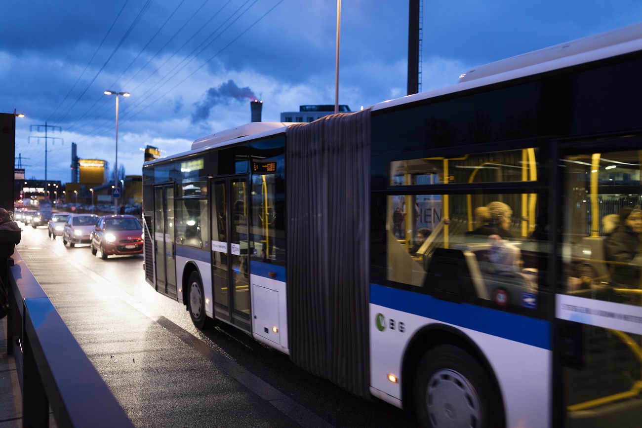 Steht immer länger im Stau: Der Bus in grossen Städten. Bild: Keystone