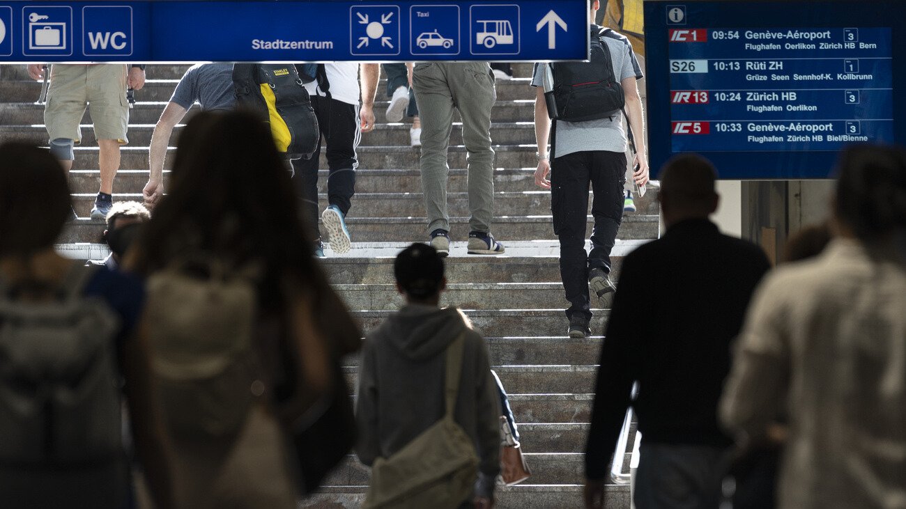 Volle Züge, mehr Stau, höhere Wohnungspreise: Die Personenfreizügigkeit ist eine Belastung für die Lebensqualität. Economiesuisse sieht das anders. Bild: Keystone