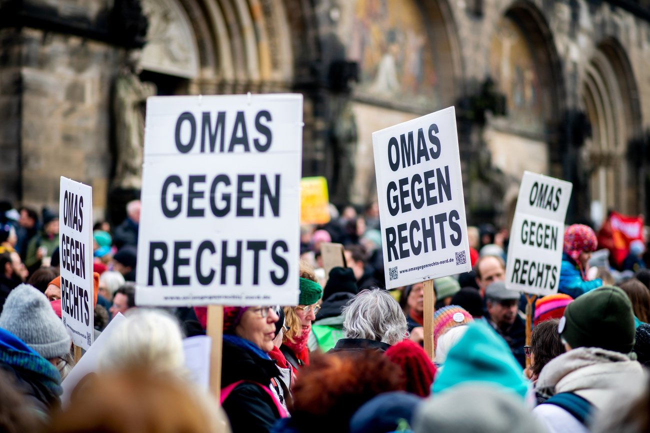 Auch auf der Gehaltsliste des deutschen Staates: die linke Organisation «Omas gegen rechts» (Demonstration in Bremen im Februar 2025). Bild: Keystone