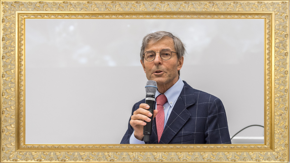 «Als Staatsrechtler bin ich klar für ein doppeltes Mehr.» Der ehemalige Vizedirektor des Bundesamts für Justiz hat eine deutliche Meinung zum EU-Vertrag. Bild: Universität Luzern/eigene Montage