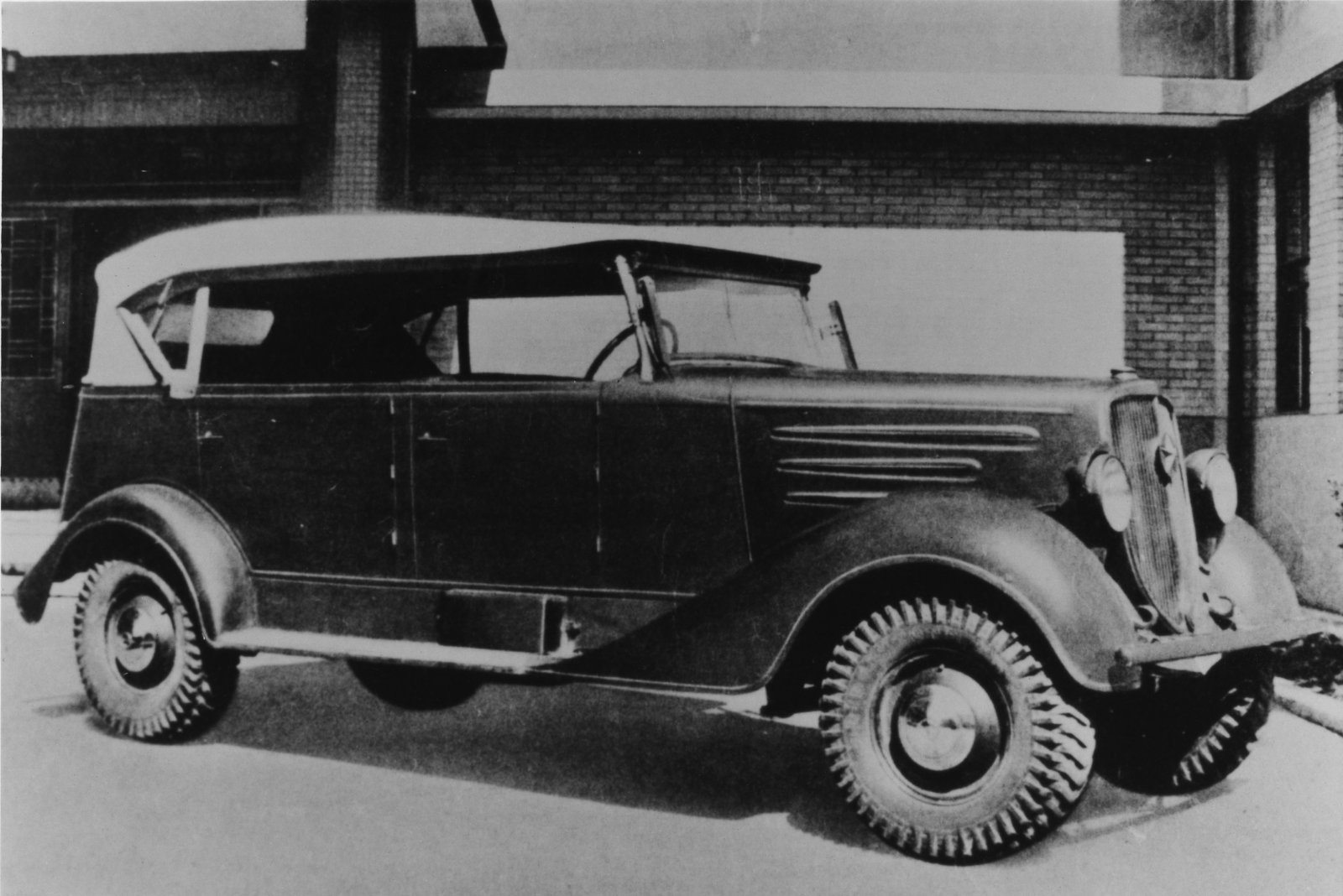 1936 brachte Mitsubishi mit dem PX-33 den ersten Allrad-PW auf den Markt.