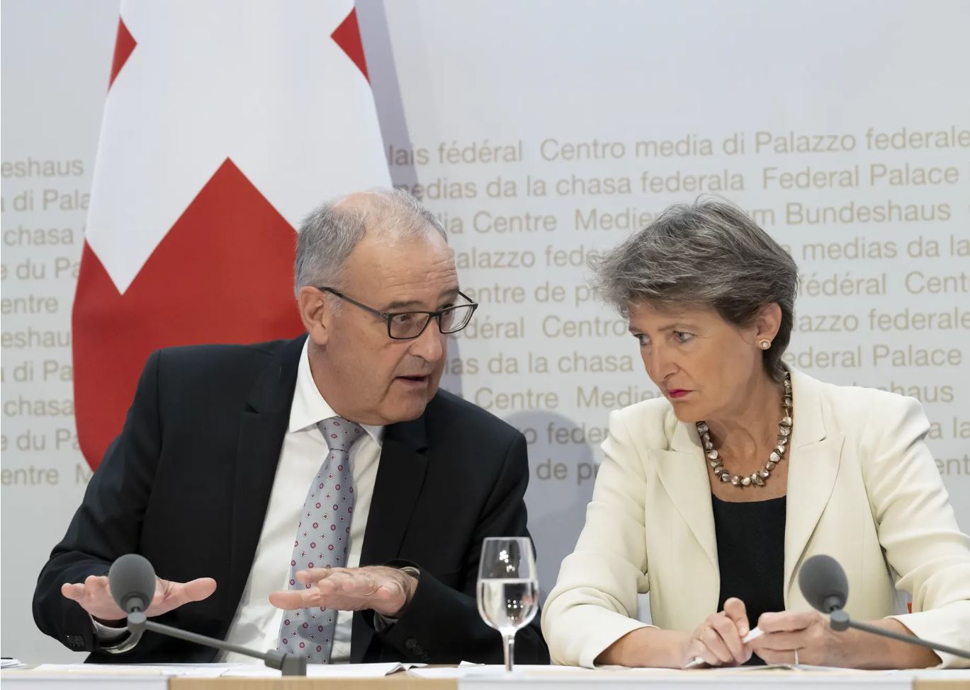 Guy Parmelin und Simonetta Sommaruga erteilen gute Ratschläge.