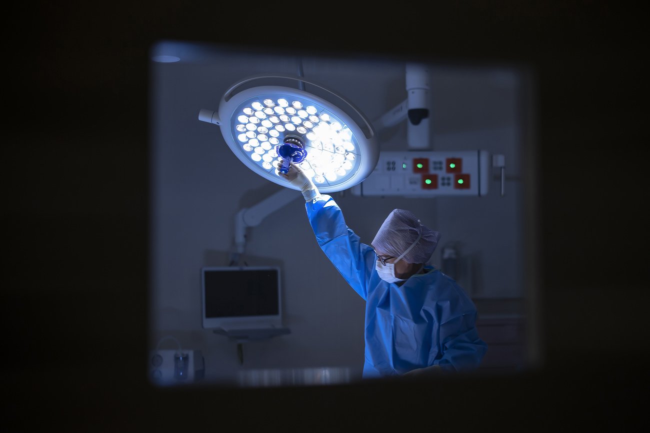 Nicht die Anzahl Eingriffe, sondern Können, Team und Bedingungen entscheiden über die Qualität der Medizin. Bild: Keystone