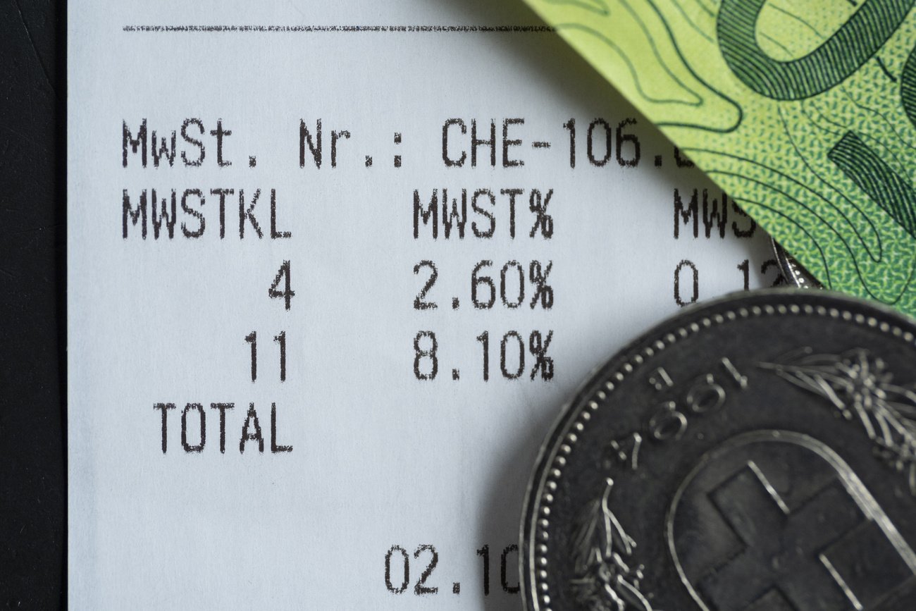 Die Politiker tun so, als seien Armeefinanzierung und 13. AHV-Rente gleichsam gratis zu haben, und kämpfen gegen die vorgeschlagenen Mehrwertsteuererhöhungen. Dabei lassen sie eine ökonomische Grundregel ausser Acht: «There is no such thing as a free lunch.» Symbolbild: Keystone