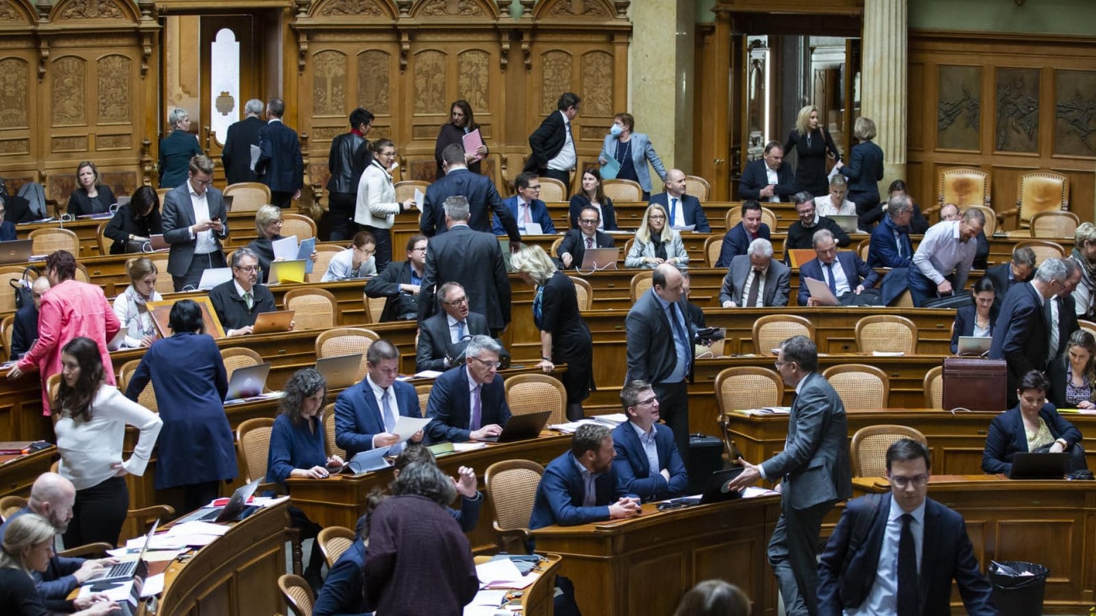 Aufbruch wohin? Nationalräte am Politisieren. Im Parlament zu Bern.