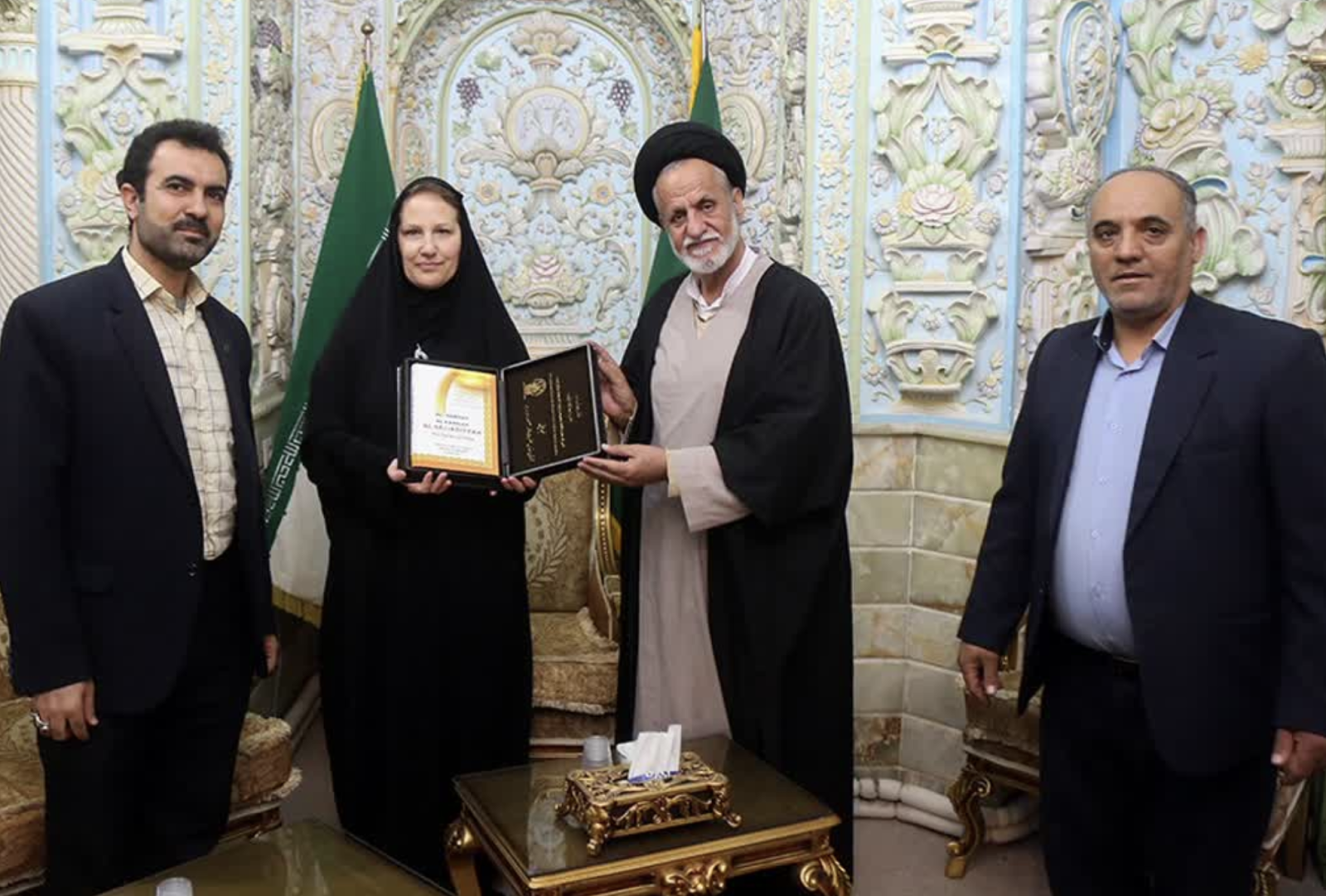 Schweizer Botschafterin Nadine Olivieri Lozano lässt sich im Iran in einem Tschador ablichten. Zur Freude des Mullah-Regimes. (Bild: Twitter)