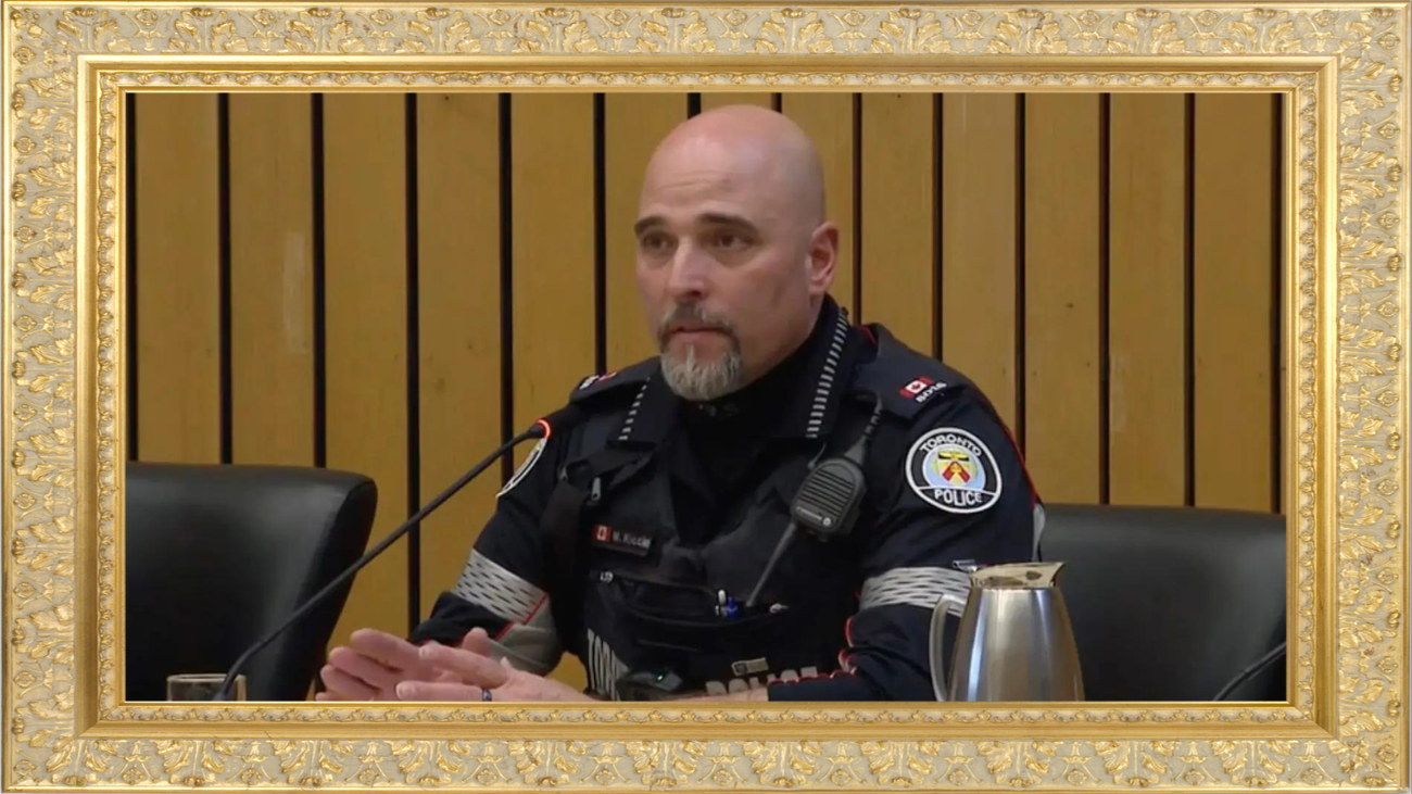 Polizist Marco Ricciardi gibt gerne wertvolle Sicherheitstipps, anstelle Verbrechen zu bekämpfen. Bild: New York Post / Eigene Montage