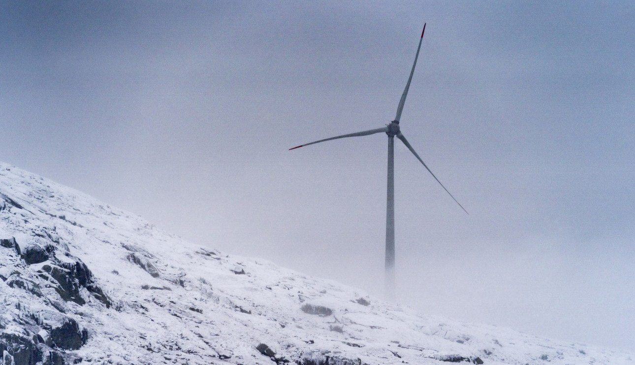 Nur 55 Prozent der Stromproduktion im Winterhalbjahr: Eines der fünf Windräder auf dem Gotthardpass. Bild: Keystone