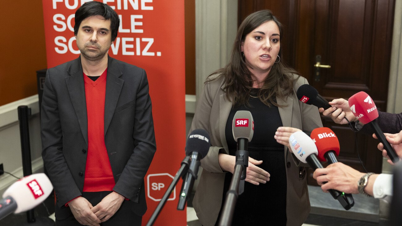 Samuel Bendahan und Samira Marti treten nach der Anhörung der Kandidaten vor die Medien. Bild: Keystone