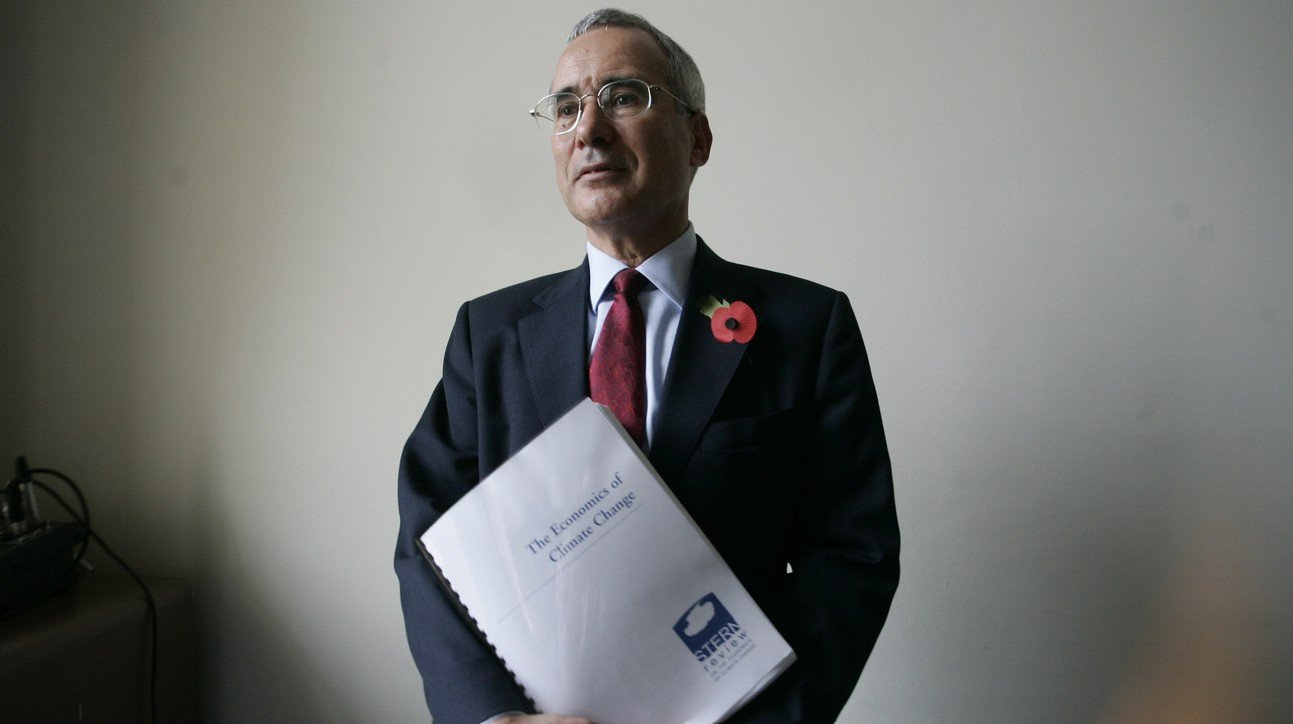 Fatale Wirkung: der britische Ökonom Nicholas Stern mit seinem Bericht, 2006. Bild: Keystone