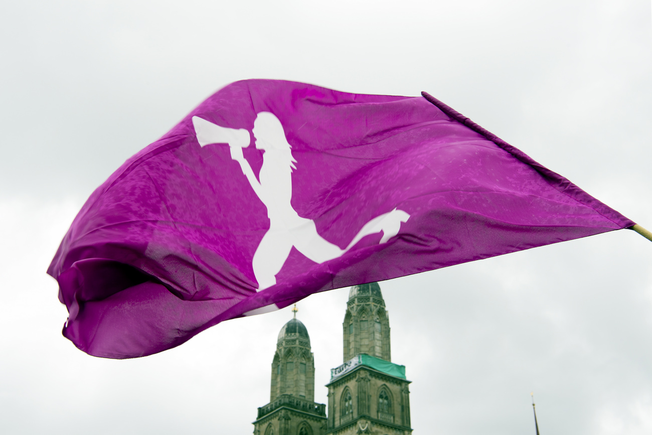 Werden Frauen beim Lohn benachteiligt? Wehende Fahne an einem Frauenprotest gegen Lohndiskriminierung, Zürich, 2016. Bild: Keystone