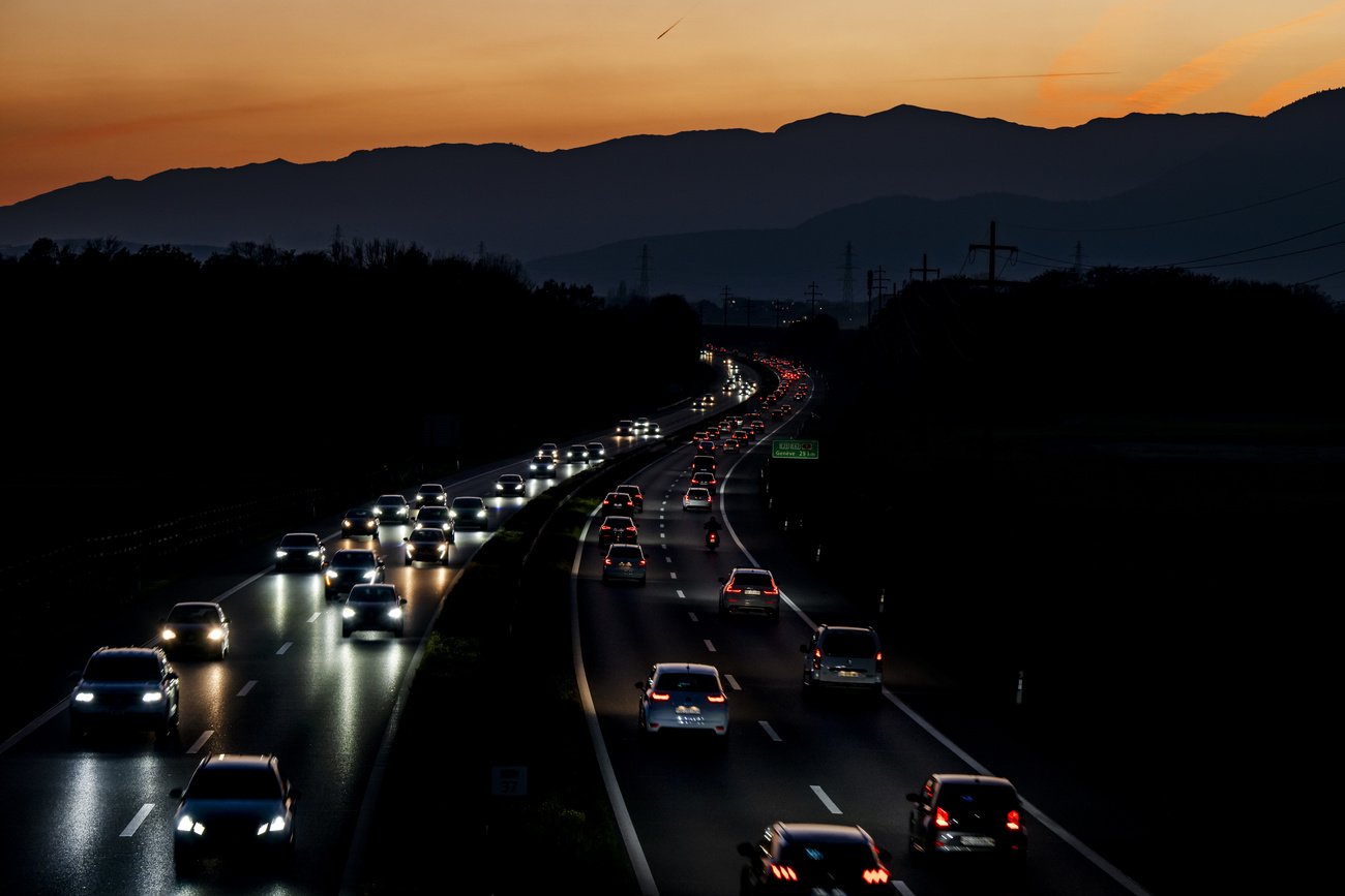 Der Stau bleibt: Die Stimmbevölkerung lehnt die Engpassbeseitigung bei den Autobahnen ab. Bild: Keystone