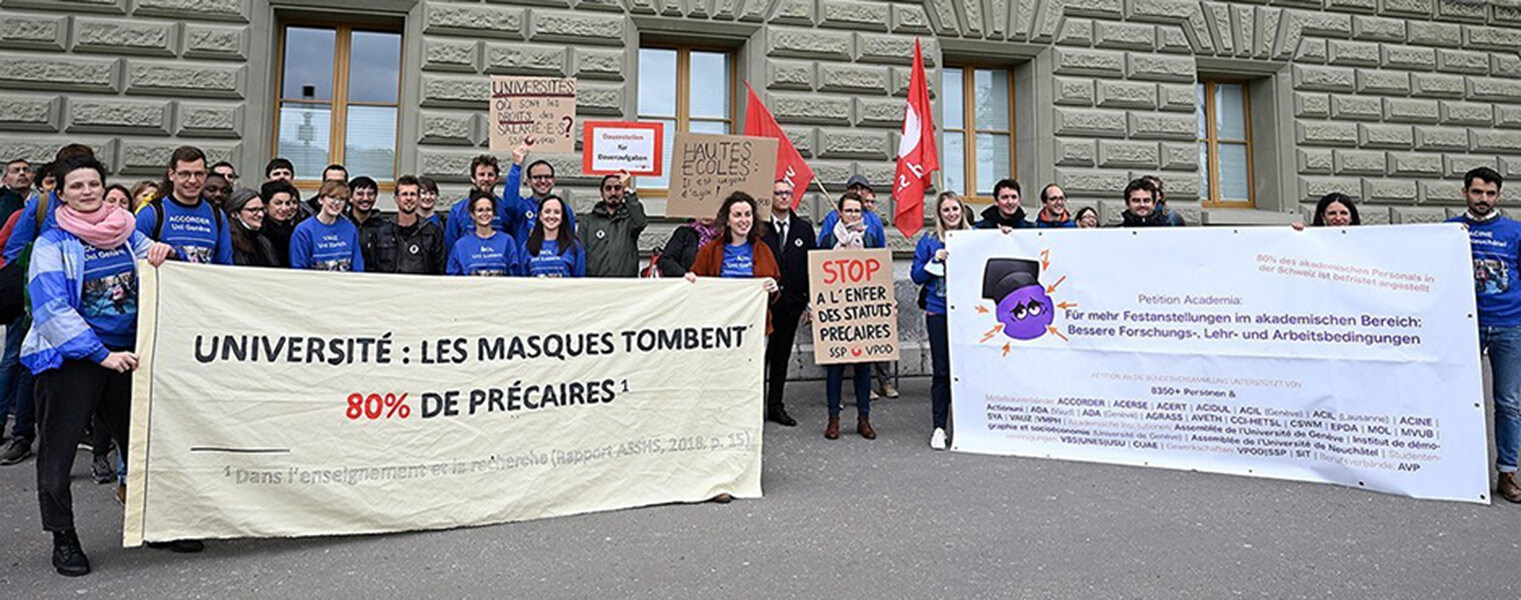 80 Prozent aller Postdocs seien nur befristet angestellt, reklamierten Studenten bei der Petitionsübergabe vor dem Bundeshaus im Bern. Bild: petition-academica.ch
