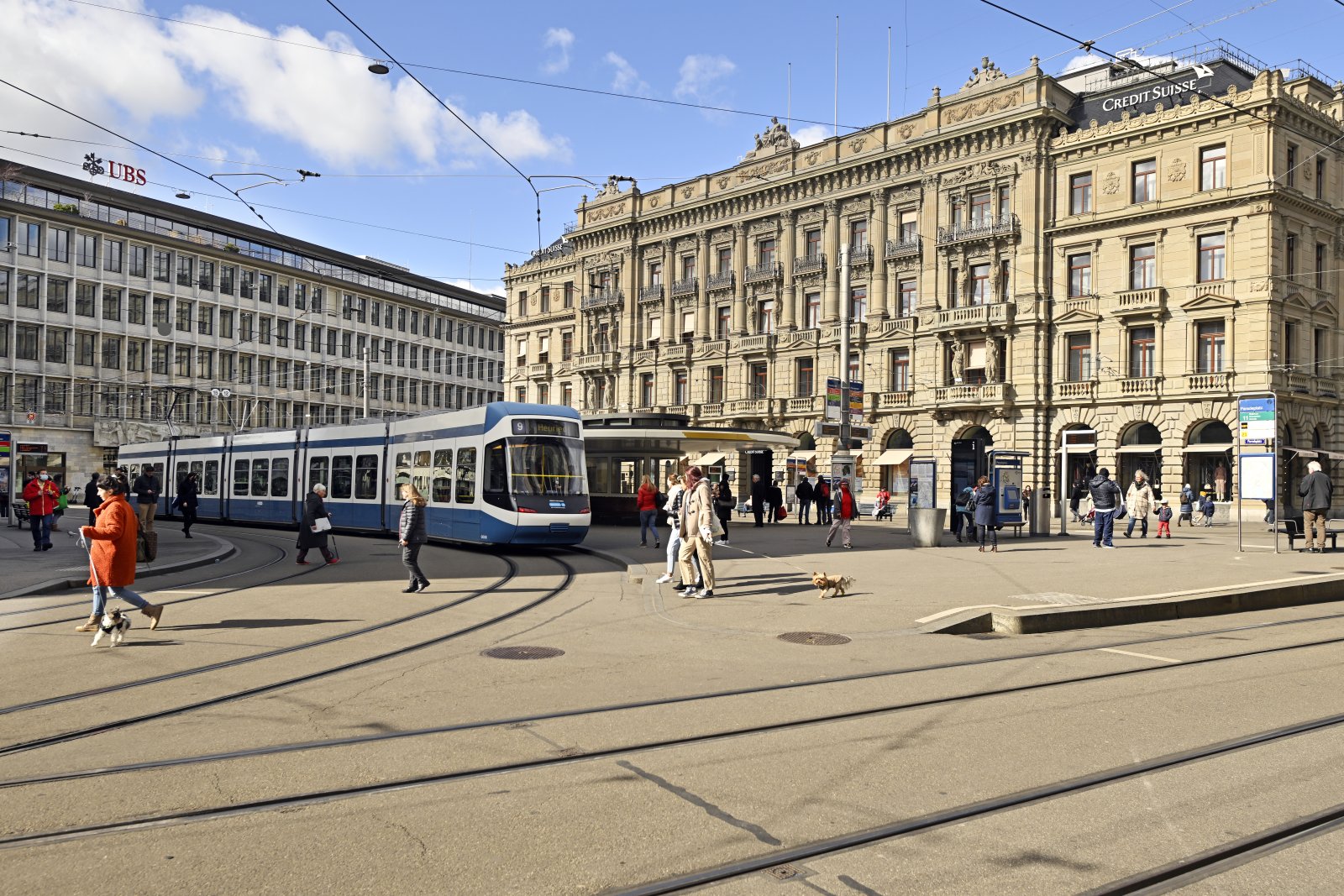 300 Schweizer Banken haben miteinander vereinbart, grüne Vermögens- und Hypothekenberatung zu machen. Die CS in Zürich.(Archivbild: Keystone)