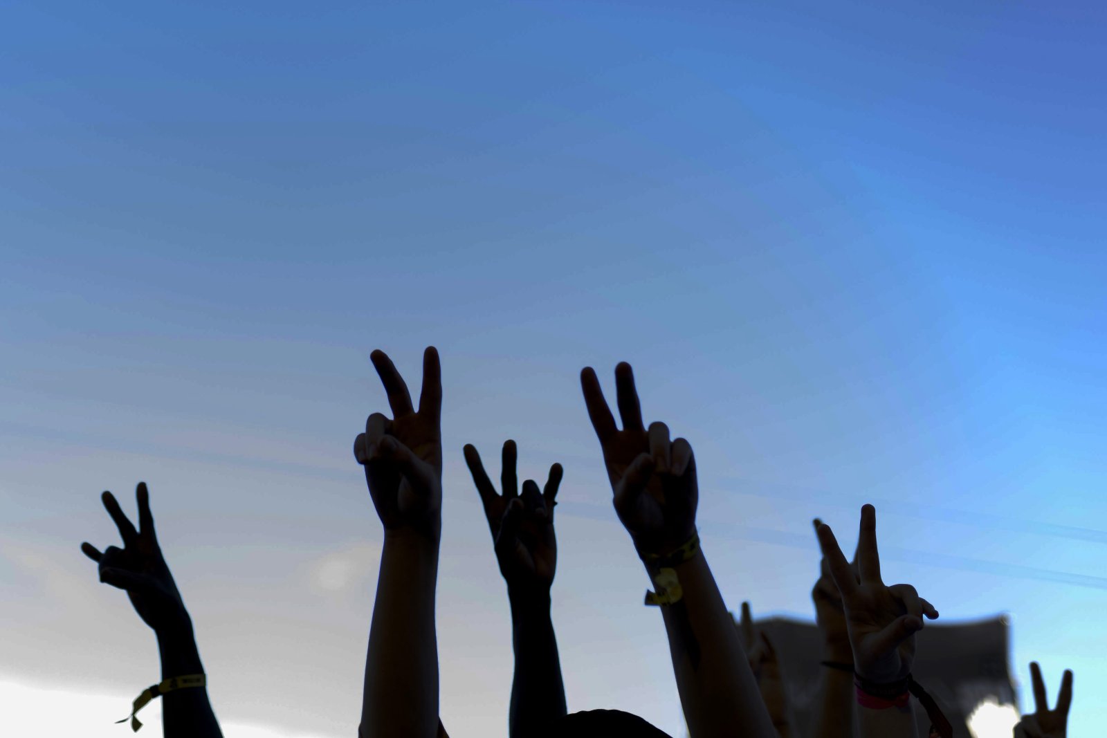 Peace-Zeichen während einem Musik-Festival (Bild: Keystone/Nick Soland)