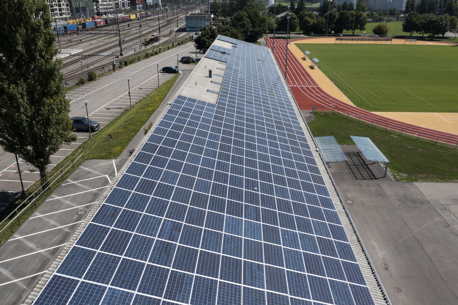 Bei Fotovoltaik wird kaum mehr Energie gewonnen, als investiert wird: Solaranlage in Rotkreuz. Bild: Keystone