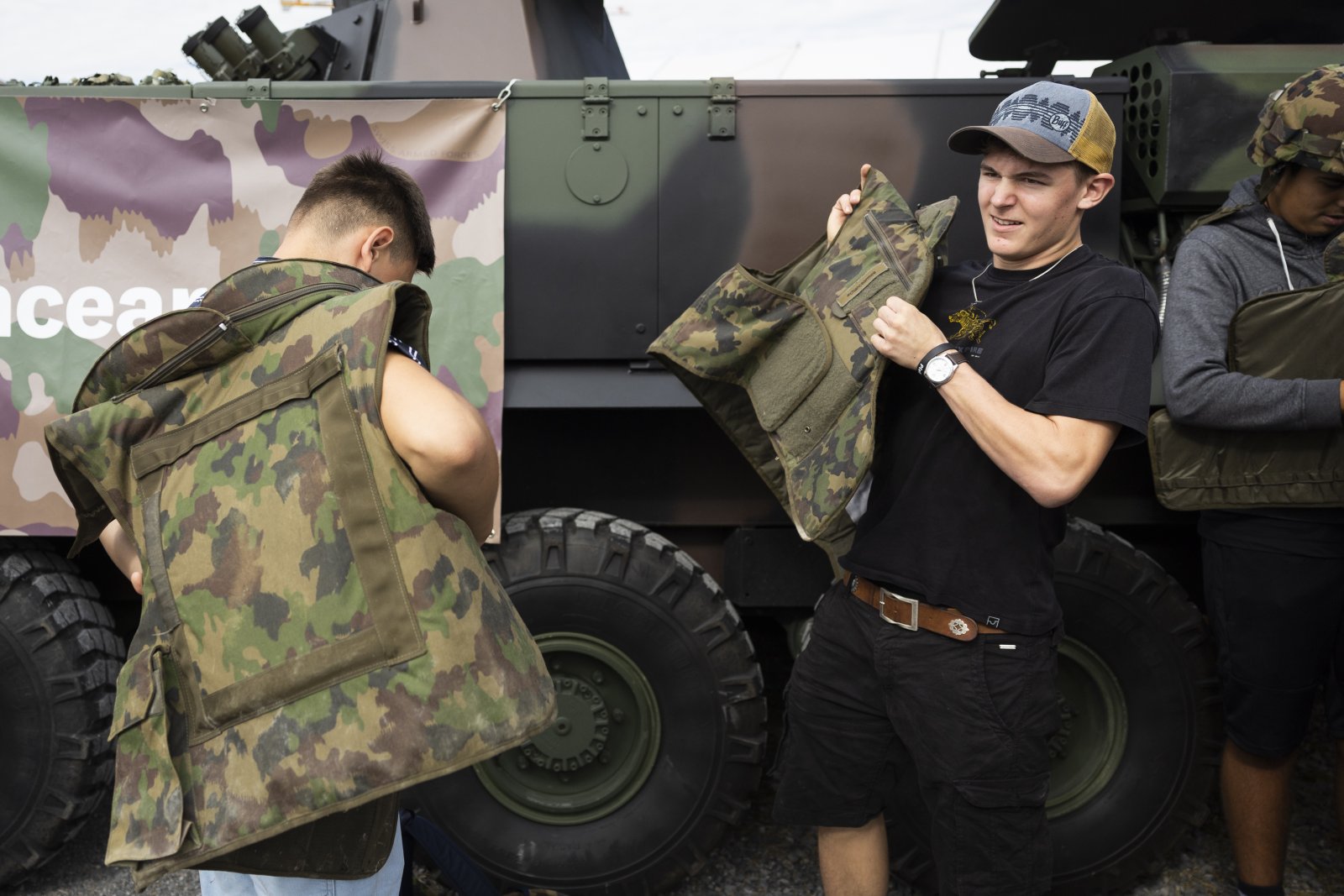 Motiviert: Junge Männer an einem Infostand der Armee bei den Schweizer Berufsmeisterschaften in Bern. Bild: Keystone-SDA