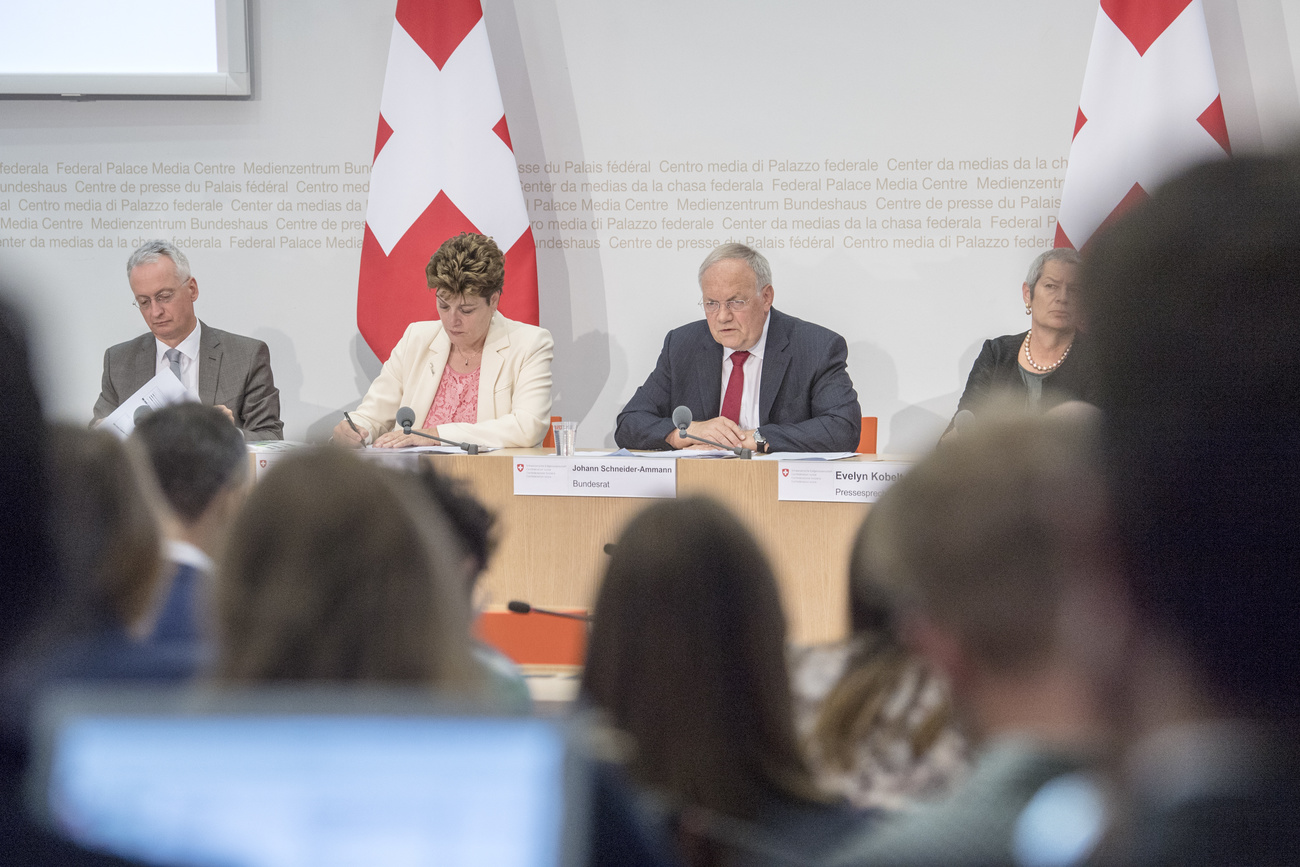 «Technokratisches Verständnis der Bildung». Diesen Vorwurf ereilt Stefan Wolter (1. v.l.) nach der Publikation des Bildungsberichts 2023. (Bild: Keystone)