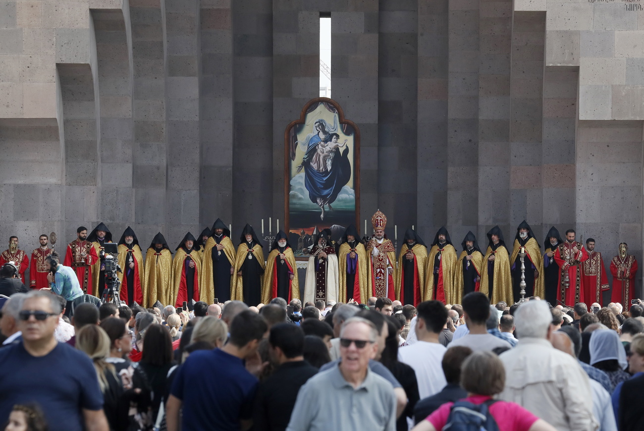 Armenier beten anlässlich einer landesweit durchgeführten Liturgie für die Opfer des Angriffes von Aserbaidschan. (Bild: Keystone)