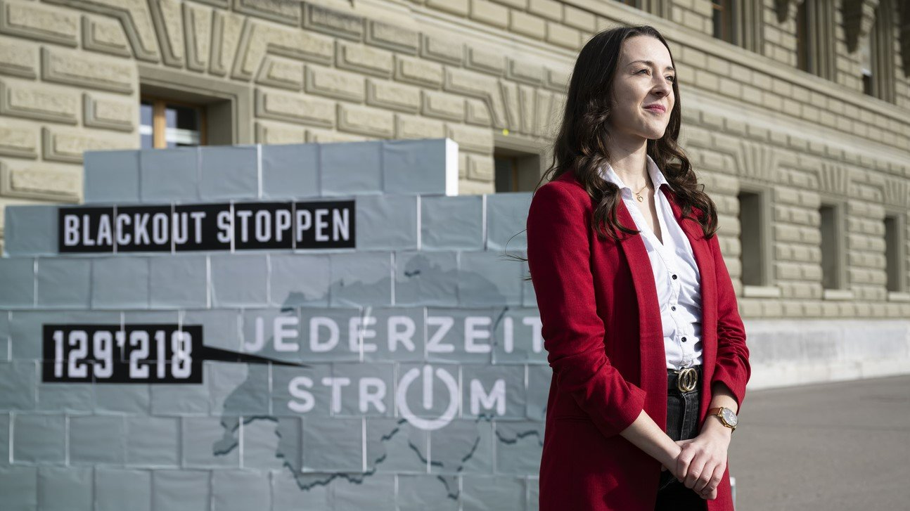 Komfortables Polster: Vanessa Meury, Präsidentin des Komitees für die Blackout-Initiative, bei der Einreichung im Februar 2024. Bild: Keystone