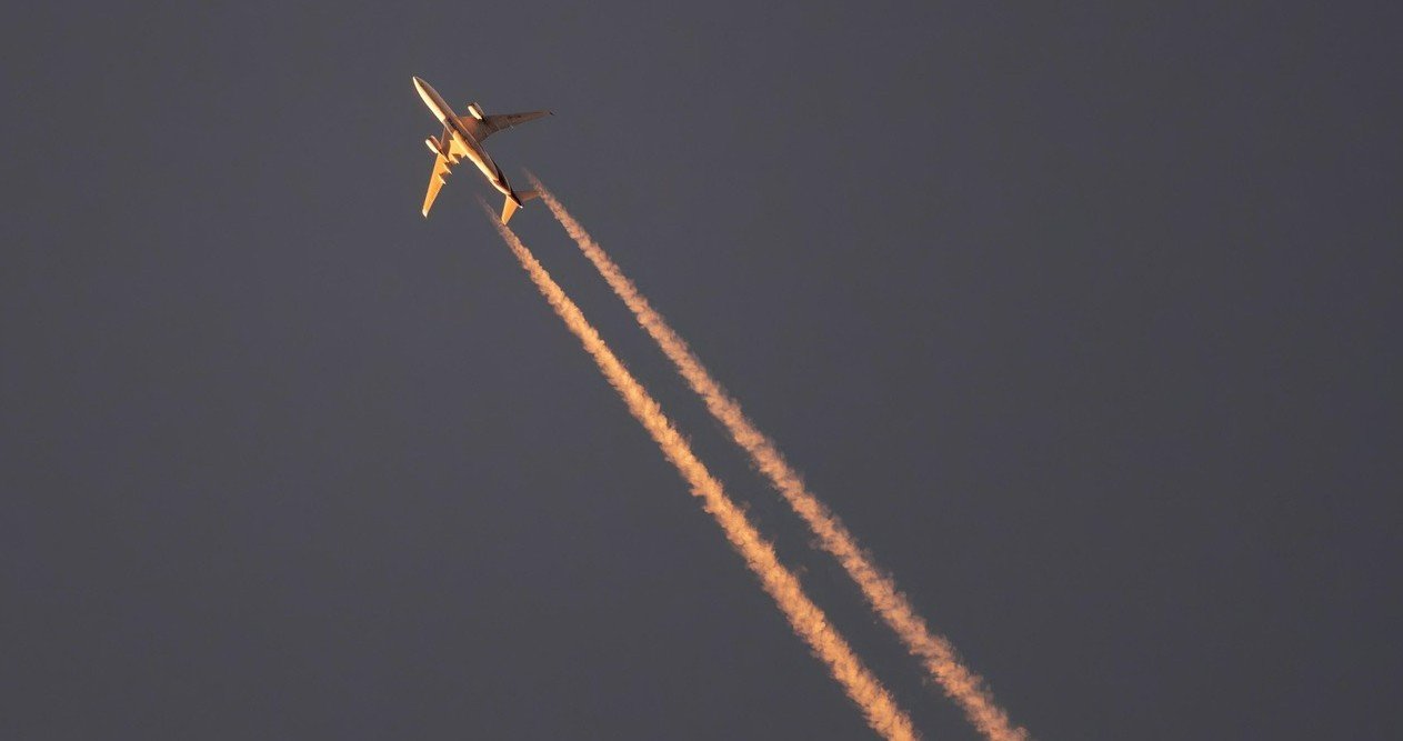 Lohnt es sich für das Klima, Gebiete mit hoher Wahrscheinlichkeit für Kondensstreifen zu umfliegen? Bild: Pixabay