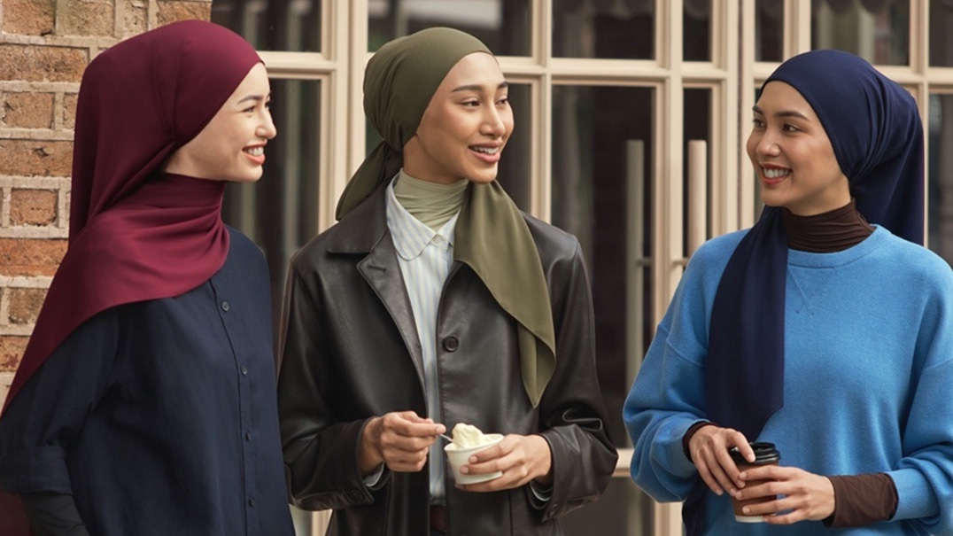 Die Kollektion umfasst drei verschiedene Hijabs – darunter Modelle mit UV-Schutz sowie Varianten aus Satinstoff für besondere Anlässe. Bild: Uniqlo