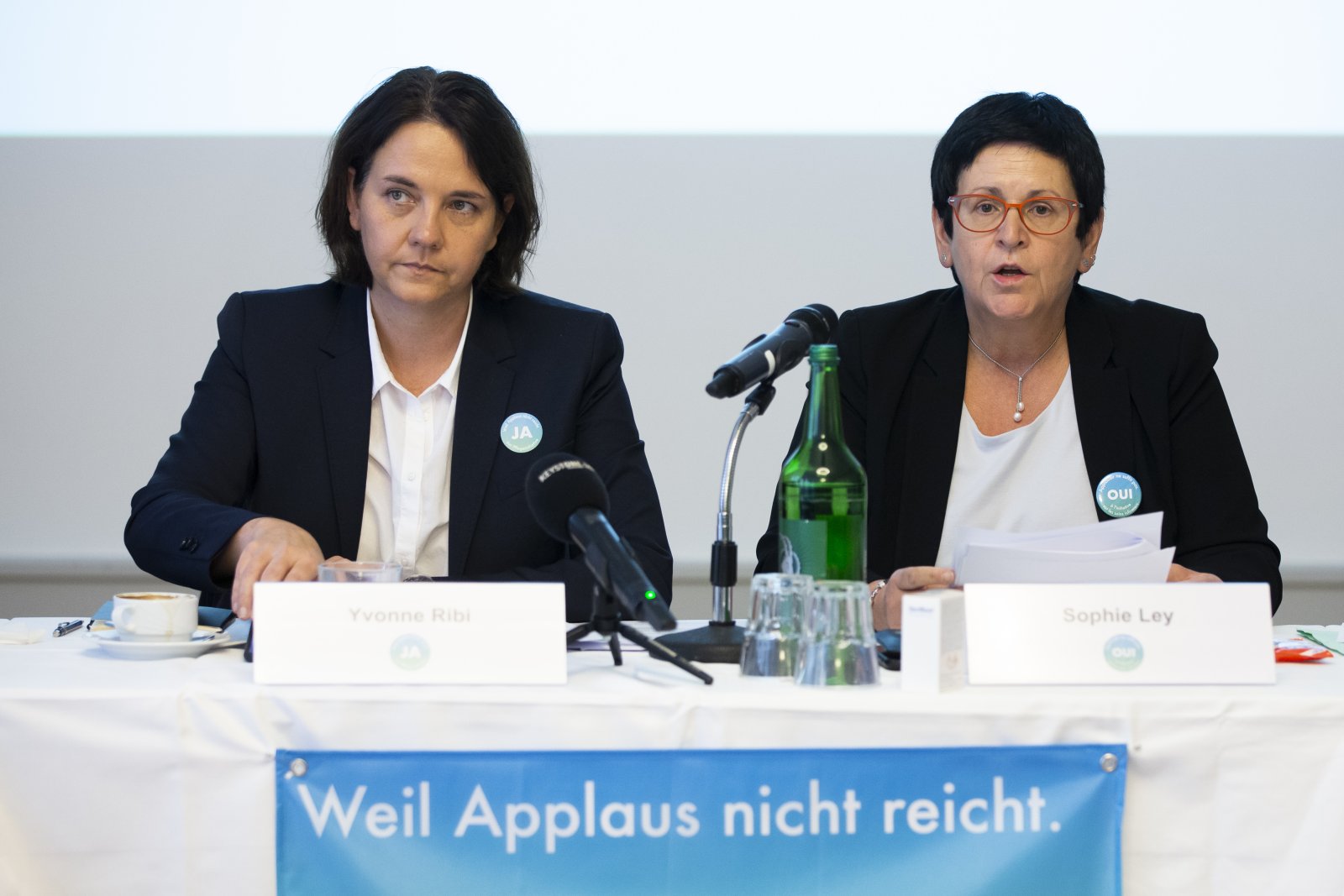 Yvonne Ribi (links), Geschäftsführerin SBK und Mitglied Initiativkomitee, und Sophie Ley (rechts), Präsidentin SBK und Präsidentin des Vereins «Ja zur Pflegeinitiative», an der Startmedienkonferenz zur Pflegeinitiative (Bild: Keystone)