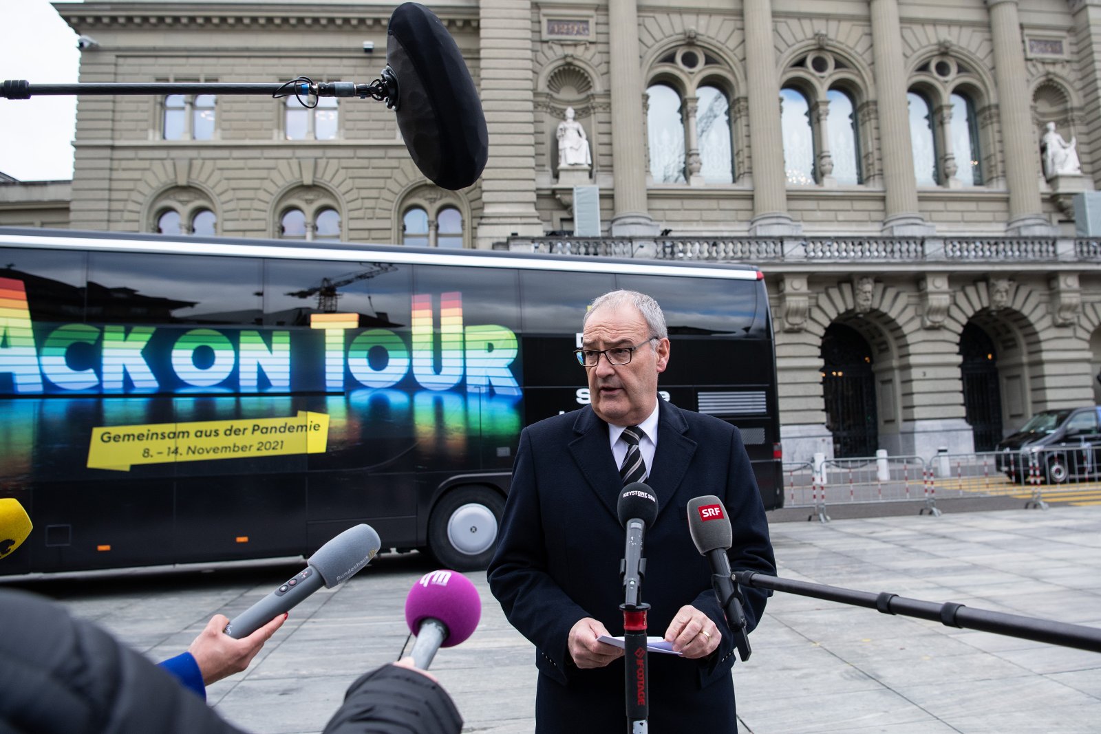 Bundespräsident Guy Parmelin posiert vor dem Konzertbus. Bild: Keystone-SDA