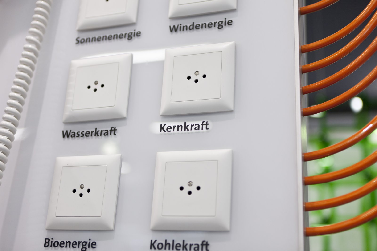 Niemand kann sagen, ob der Strom, der aus der Steckdose kommt, aus einem Atomkraftwerk oder einer Windenergieanlage stammt. Sobald Elektrizität ins Netz fliesst, wird jeder Herkunftsnachweis unmöglich. Bild: Keystone