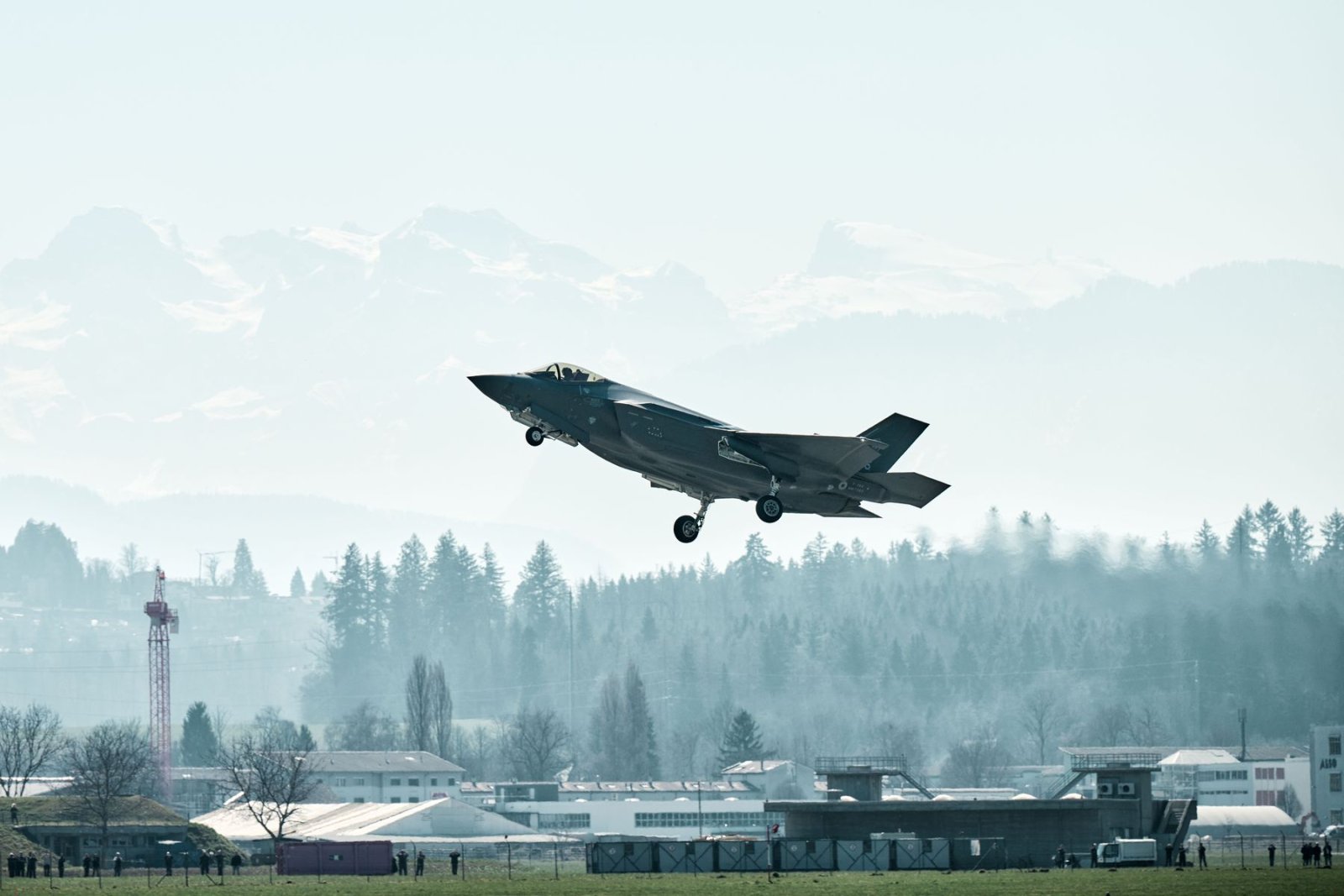 Abheben oder abstürzen? Eine F-35 beim Start auf dem Flugplatz Emmen. Bild: VBS/DDPS
