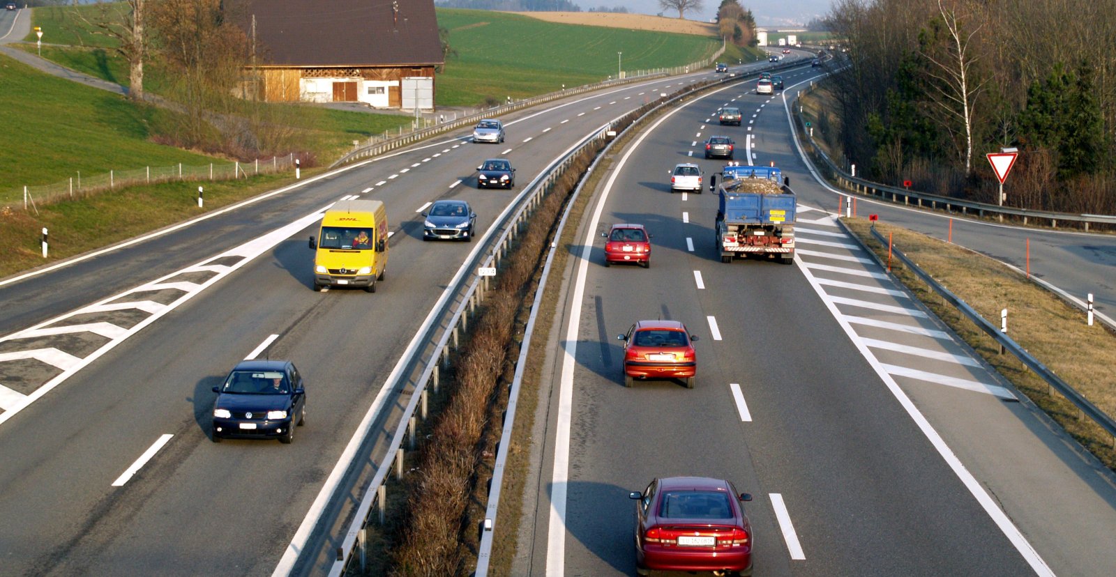 Wer rechts überholt, verliert künftig seinen Ausweis nicht mehr automatisch. Die Umstände müssen aber stimmen, damit man mit einer Busse davonkommt. Bild: Adobe Stock