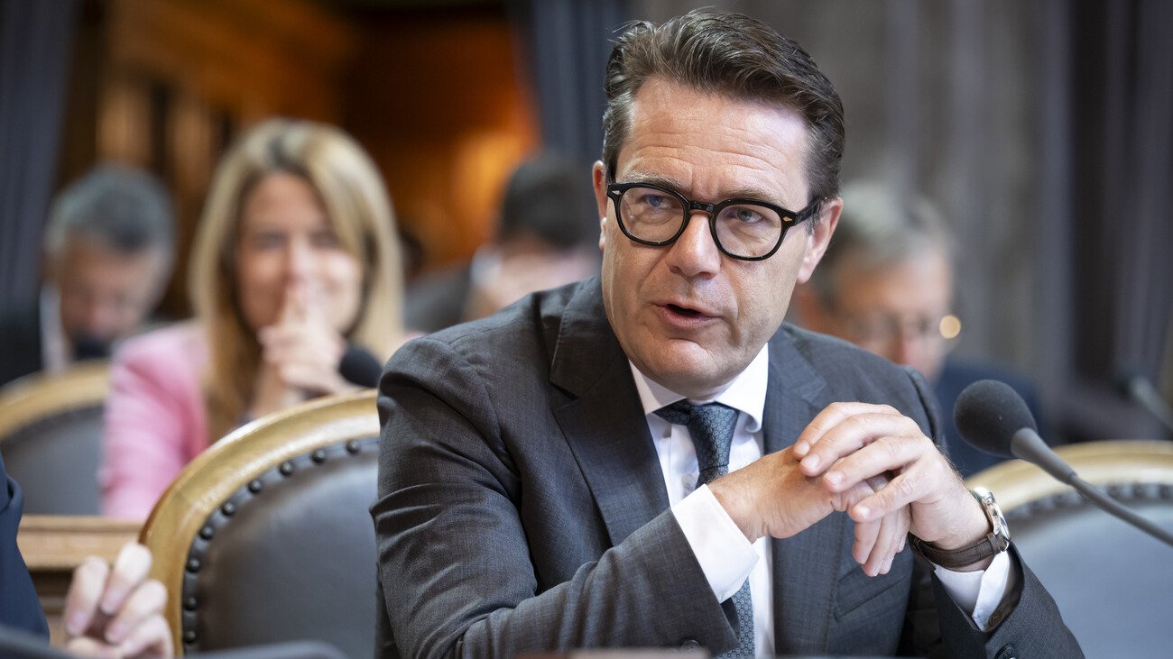 Der St. Galler Ständerat Benedikt Würth (Mitte) hat den Antrag für die Verknüpfung von Migrationspolitik und Entwicklungsgeldern eingereicht. Bild: Keystone