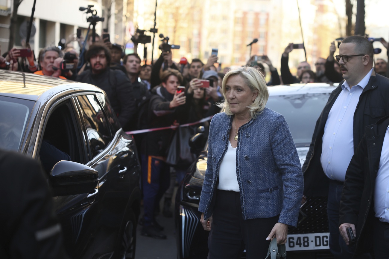 Marine Le Pen verlässt den Gerichtssaal. Bild: Keystone