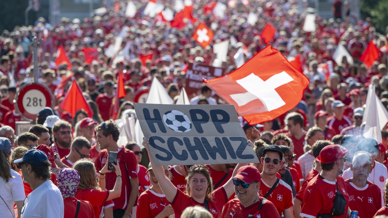 25'000 Nati-Anhänger sorgen für einen Rekord-Fanmarsch. Bild: Keystone