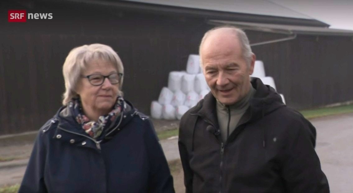 «Jetzt ist unsere Pensionskasse dort oben»: Yvonne und Markus Baumann, Besitzer einer Solaranlage auf einem Scheunendach, im Beitrag von «10vor10». Bild: Screenshot SRF