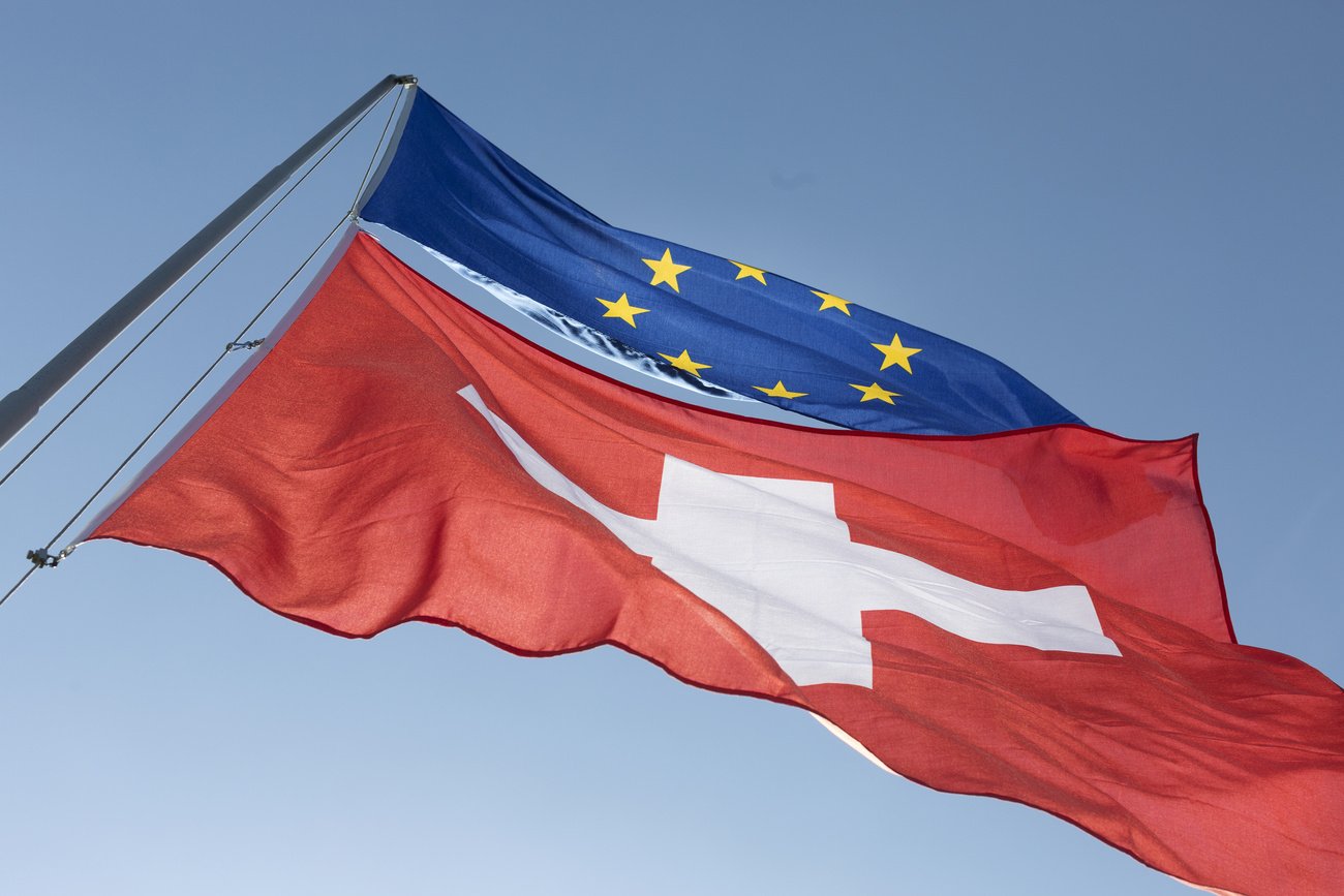 Schweizer und EU-Flagge: zwei Nachbarn, zwei politische Welten. Bild: Keystone
