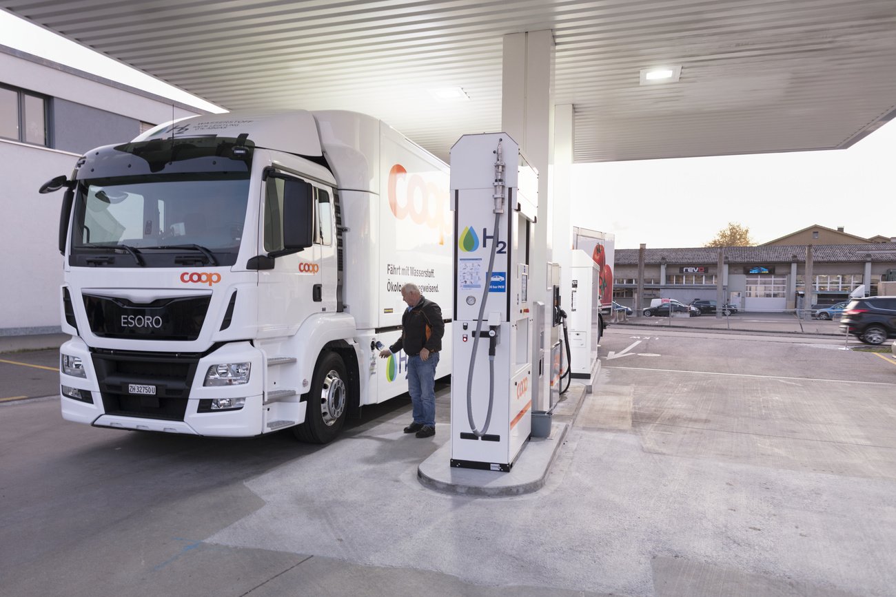 Angebot wird kontinuierlich ausgebaut: Ein Wasserstoff-Lastwagen beim Tanken. Bild: Keystone