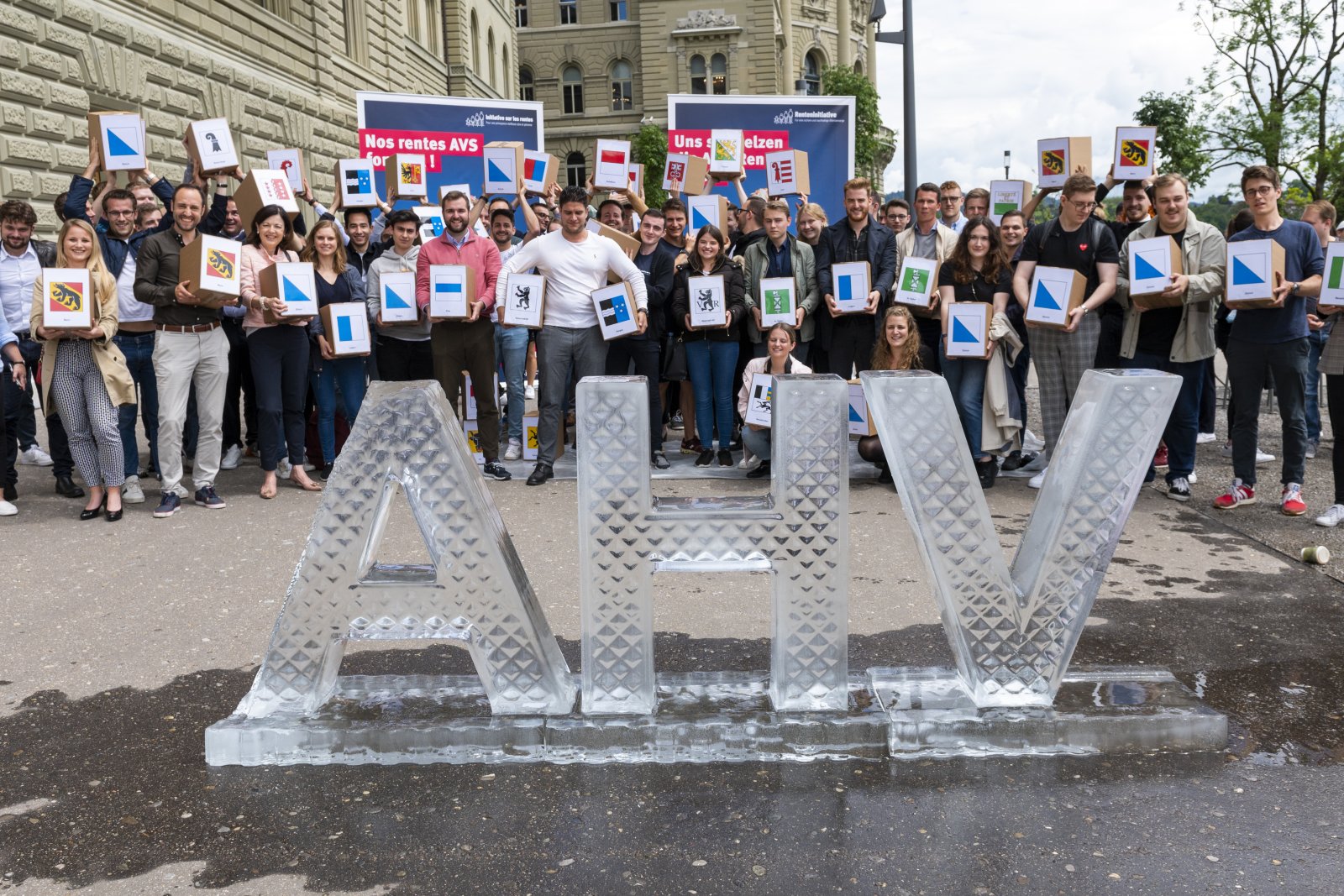 Die Jungfreisinnigen bei der Einreichung ihrer Renteninitiative. Jetzt sammeln sie mit der JSVP und der JGLP Unterschriften gegen die Lex Netflix (Bilkd: Keystone)